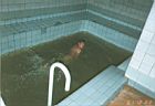 Евгений Терентьев плавает в бассейне.